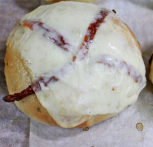 スイートバジル&ドライトマト&モッツァレラチーズベーグル