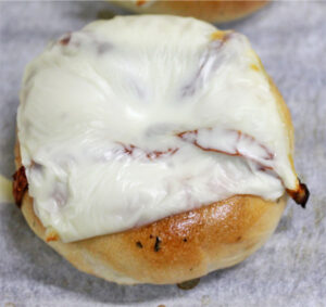 スイートバジル&ドライトマト&モッツァレラチーズベーグル