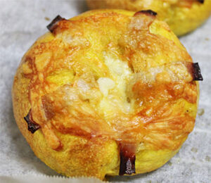 ベーコンとチーズをのせたカレーベーグル