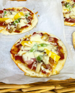 厚切りベーコンとソーセージの自家製トマトソースピザベーグル