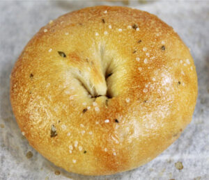 バジルと岩塩のベーグル