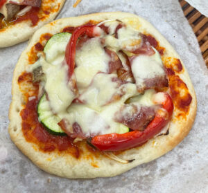 ズッキーニとサラミとモッツァレラチーズのトマトソースピザベーグル