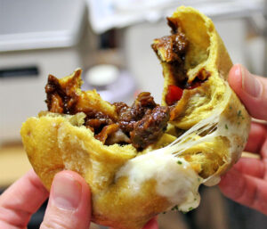 スパイシービーフカレーベーグル 断面