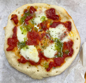 自家製トマトソースとたっぷりモッツァレラチーズのマルゲリータ風ピザベーグル