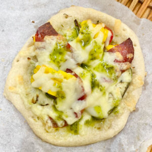 夏野菜とサラミのバジルソースピザベーグル