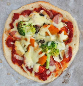 ソーセージとたっぷり野菜の自家製トマトソースピザベーグル