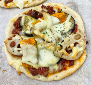 秋野菜と自家製ボロネーゼのピザベーグル