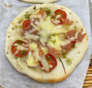 生ハムとカマンベールチーズのピザベーグル