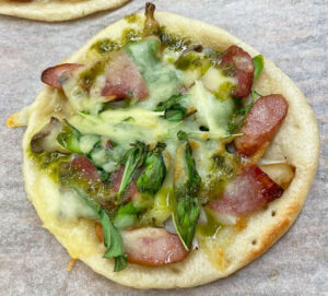 モッツァレラとソーセージの野菜たっぷりピザベーグル