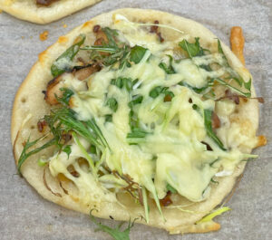 バター×醤油麹のグリルチキンピザベーグル