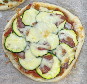 ズッキーニとサラミの自家製トマトソースピザベーグル