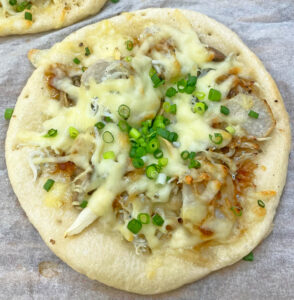 揚げ里芋としらすとキノコのピザベーグル