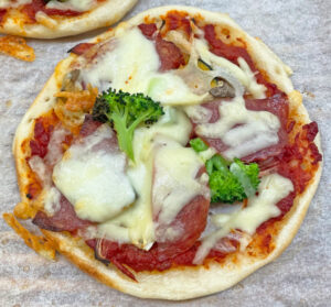 モッツァレラチーズと彩り野菜とサラミのピザベーグル ~自家製トマトソース~