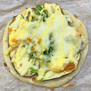 海老と茄子と香味野菜のニンニク味噌ソースピザベーグル