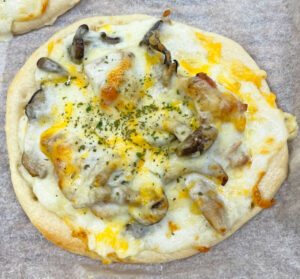 キノコとグリルチキンのホワイトソースピザベーグル