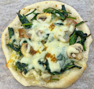 ベーコンとほうれん草のガーリックソースピザベーグル