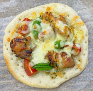 チキンの塩麹レモンバターソースピザベーグル